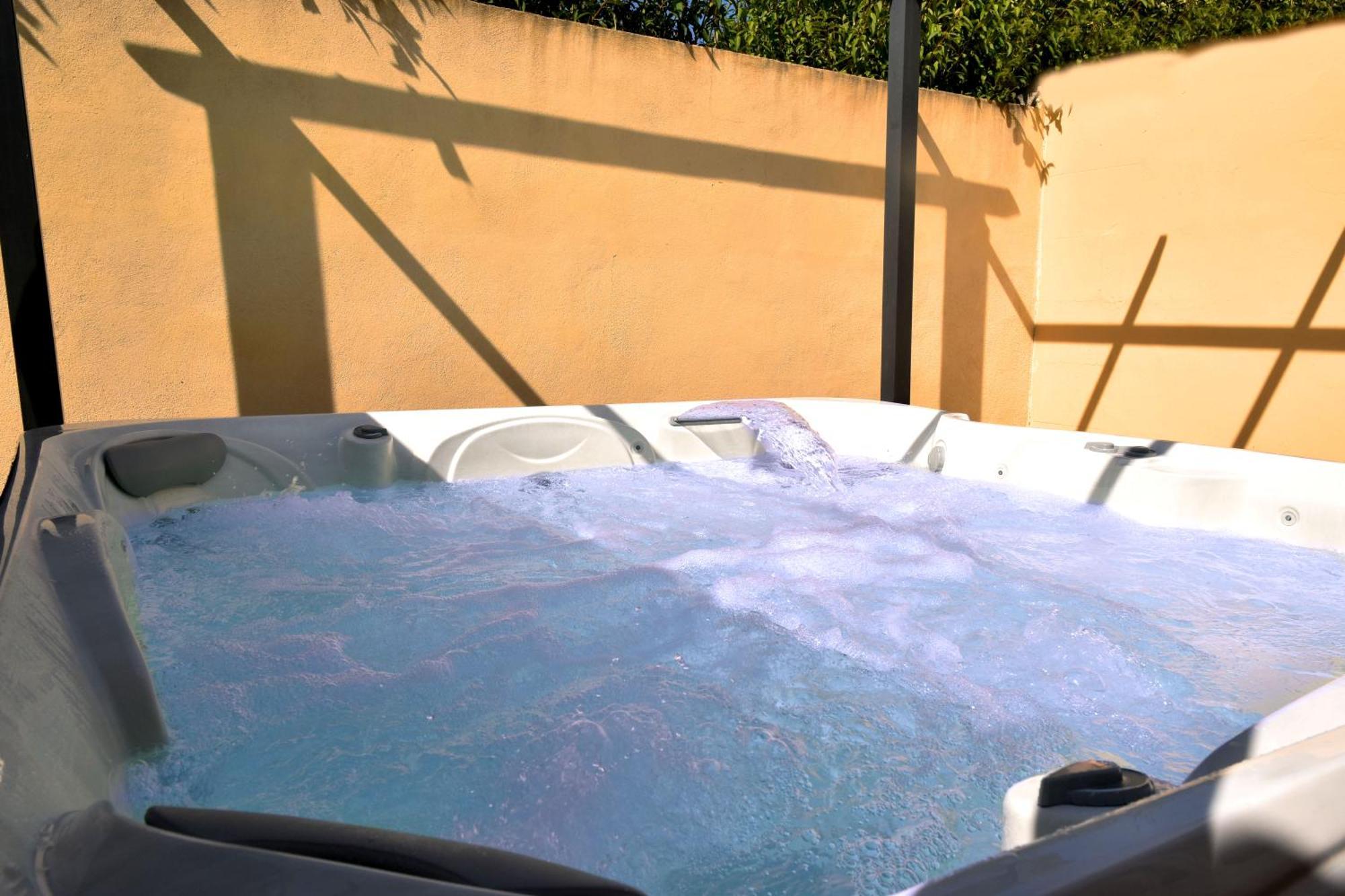 Grande Maison Familiale Super Calme - Piscine - Jacuzzi - Salle De Jeux - Idealement Situee - Gd Jardin Sans Aucun Vis A Vis Holiday home
