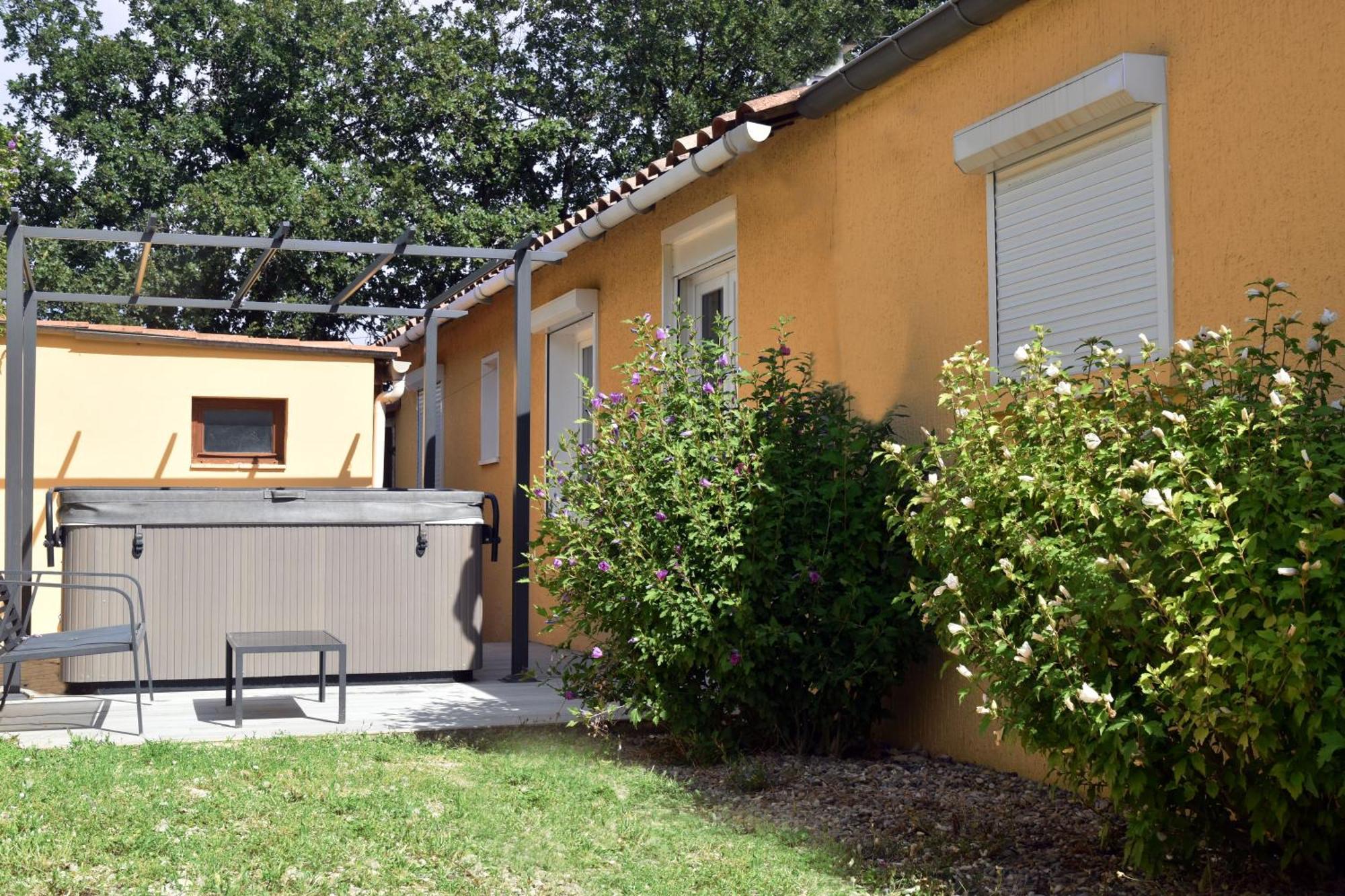 Grande Maison Familiale Super Calme - Piscine - Jacuzzi - Salle De Jeux - Idealement Situee - Gd Jardin Sans Aucun Vis A Vis Holiday home *