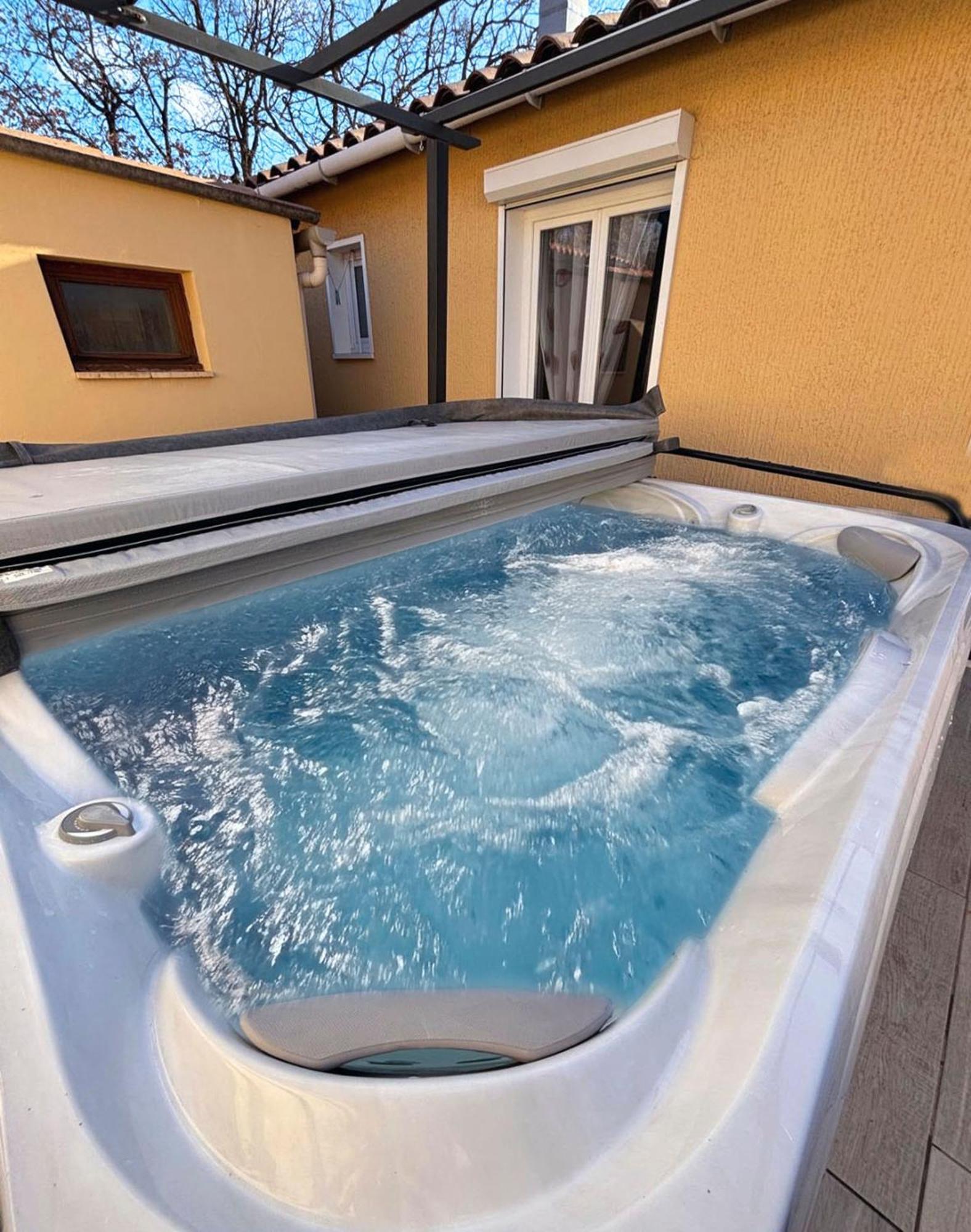 Grande Maison Familiale Super Calme - Piscine - Jacuzzi - Salle De Jeux - Idealement Situee - Gd Jardin Sans Aucun Vis A Vis Holiday home *